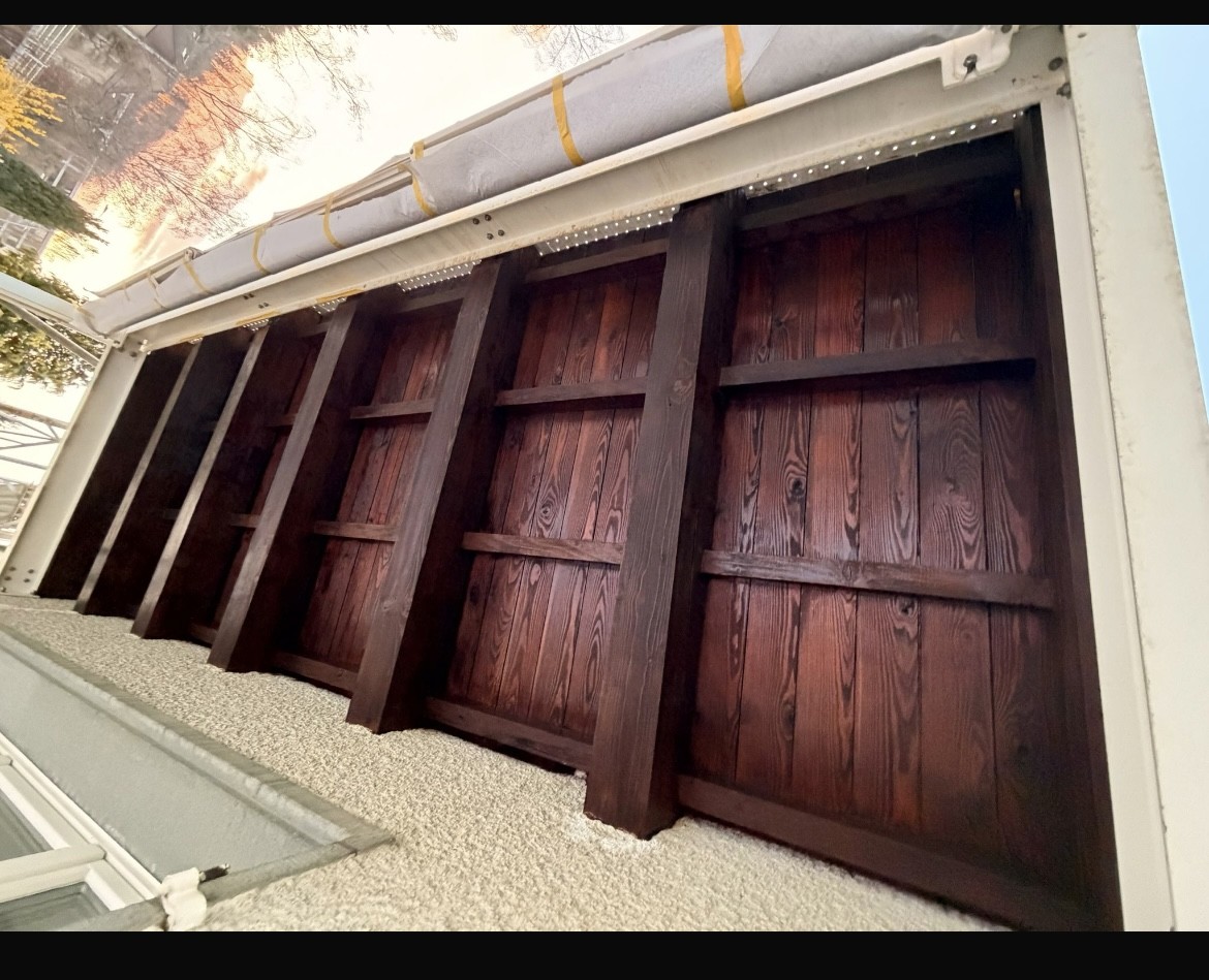 Neu gestrichene Holzfassade eines Gebäudes