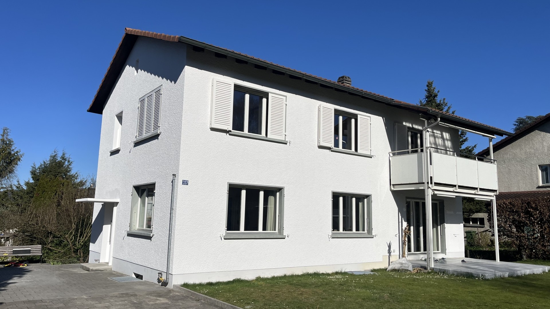 Fertig renovierte weisse Hausfassade von RENOFIN GmbH